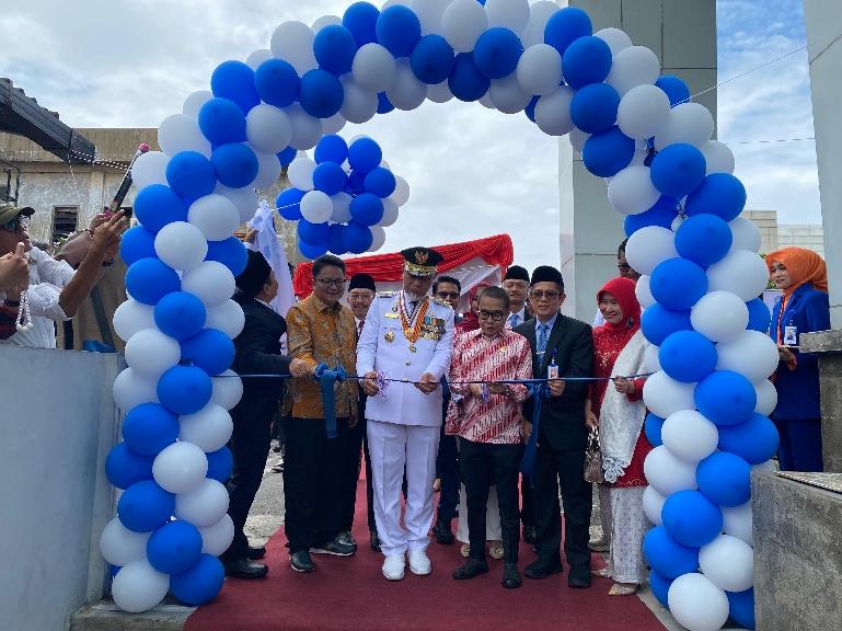Prosesi pengguntingan pita okeh Gubernur Sumbar Mahyeldi Ansharullah pertanda diresmikannya ruangan PPID Bank Nagari, Minggu (17/8/2025). IST