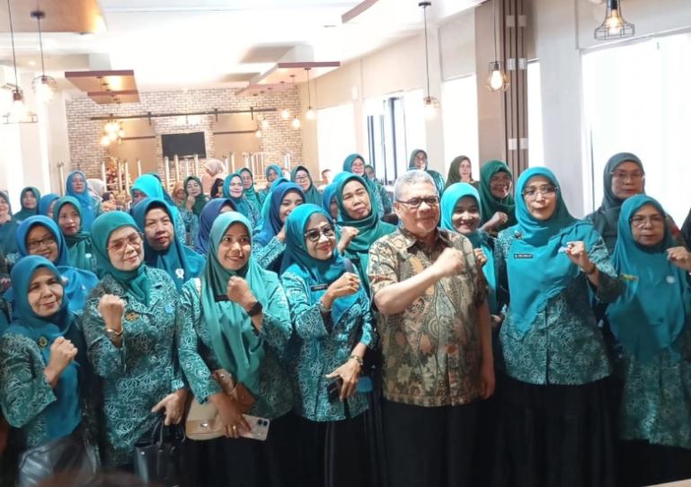 Ketua DPRD Sumbar, Muhidi, bersama puluhan anggota PKK Kecamatan Padang Timur saat lakukan reses perorangan yang diadakan di salah satu rumah makan di Padang, Rabu (30/7/2025). IST