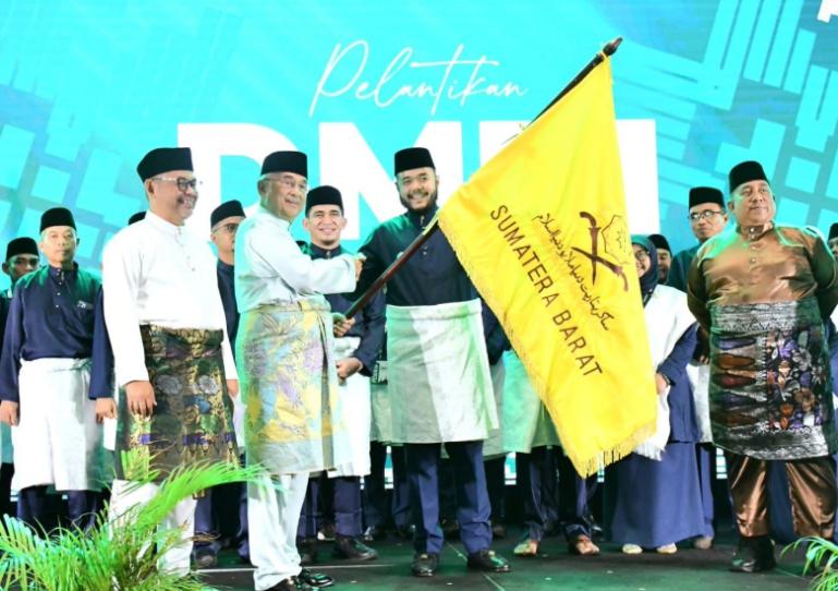 Wali Kota Padang, Fadly Amran menerima panji kebesaran DMDI Sumbar dari Presiden DMDI, Tun Mohd Ali di Padang, Jumat (8/8/2025). IST