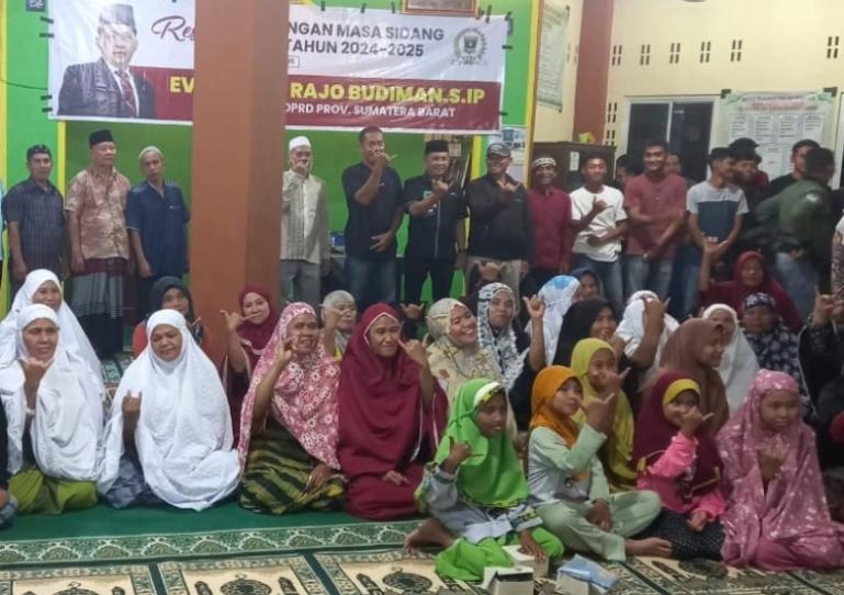 Wakil Ketua DPRD Sumbar, Evi Yandri Rajo Budiman saat reses perorangan di Musala Surau Gadang, Kelurahan Piai, Kamis malam (3/7/2025). IST