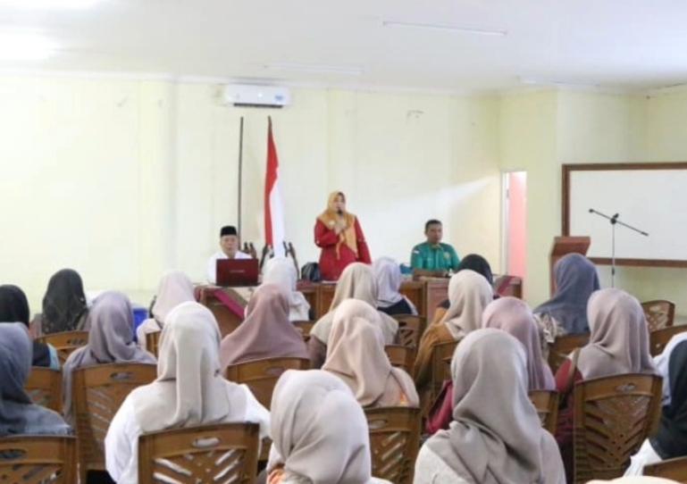 Ketua BP4 Kota Pariaman, dr Yosneliwati Balad, berikan arahan pranikah pada pasangan catin, Selasa (19/8/2025). IST