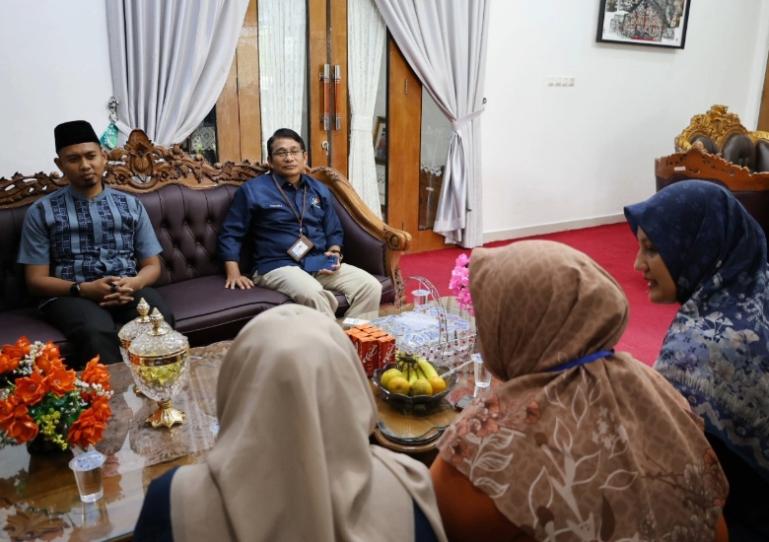 Kepala BPS Kota Pariaman, Riqadli, bersama staf lakukan pendataan Sakernas kepada Ketua DPRD Kota Pariaman, Muhajir Muslim, Senin (11/8/2025). IST