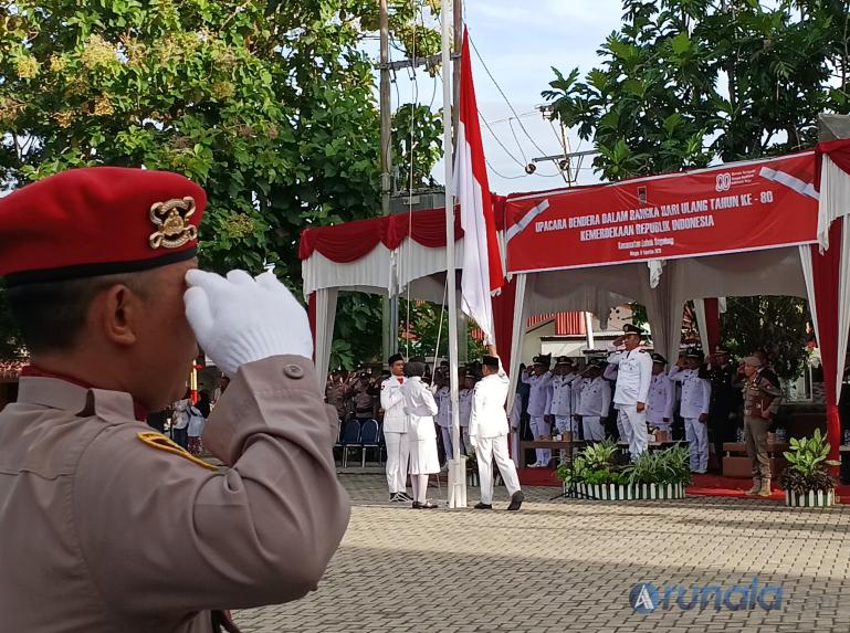Camat Lubeg, Noviandi Amir pimpin upacara bendera peringatan HUT RI ke-80 tahun di Kecamatan Lubeg, Minggu pagi (17/8/2025). (dok : arunala.com)
