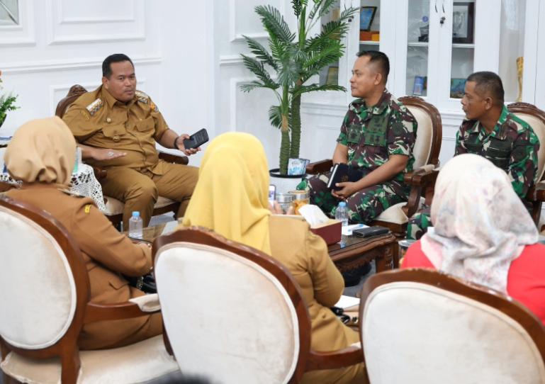 Wali Kota Pariaman, Yota Balad menerima kunjungan Komando Daerah Maritim (Kodaeral) II, Letkol Laut (PM) Enriko Sandro di ruang kerjanya, Selasa (19/8/2025). IST