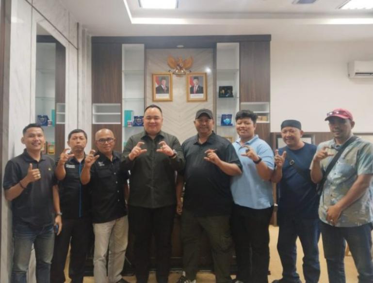 Ketua PJKIP Sumbar, Almudazir dan para anggota bersama Wakil Ketua DPRD Sumbar, Nanda Satria, Selasa (5/8/2025). IST