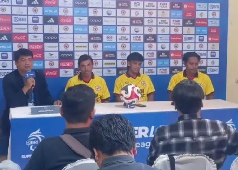 Pelatih dan pemain Semen Padang FC, Eduardo Almeida - Rifal Wahyudi dalam sesi jumpa pres jelang laga melawan PSM Makassar, di Padang, Kamis (21/8/2025). IST