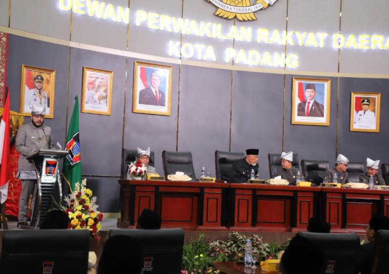 Wali Kota Padanfg, Fadly Amran berikan pidatonya dalam menyambut HJK Kota Padang ke-356 tahun saat rapat paripurna istimewa DPRD Kota Padang, Kamis (7/8/2025). IST