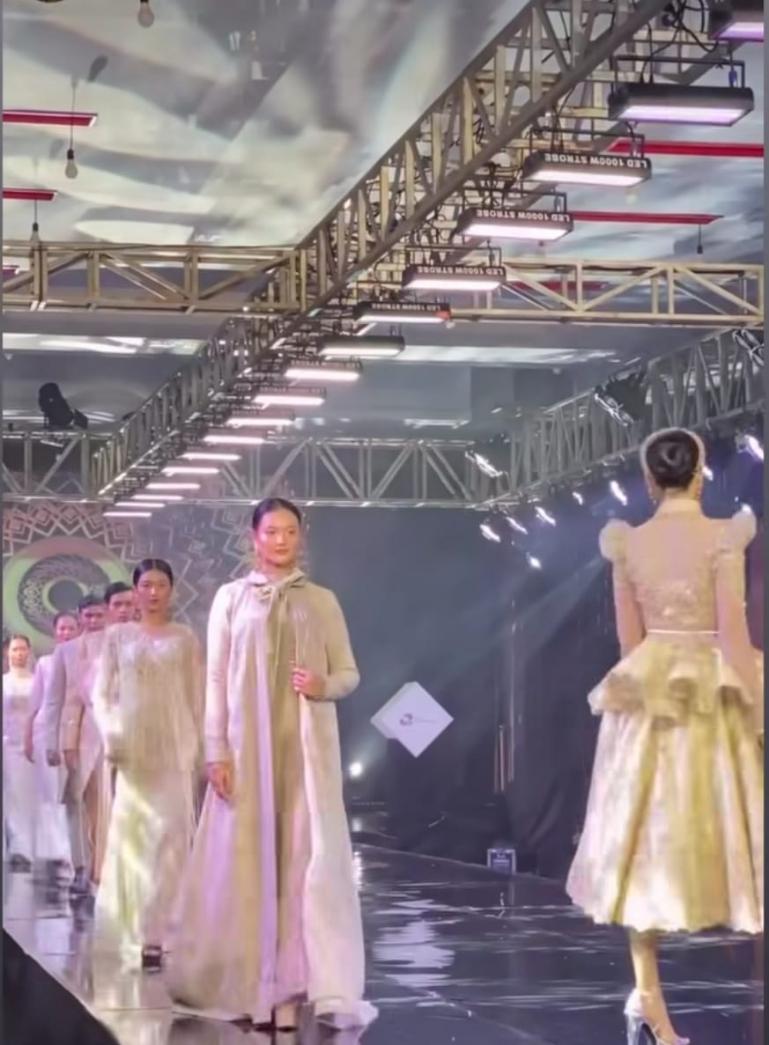 Royal Collection karya Fomalhaut Zamel tampil di Padang Fashion Summit 2025 di Bagindo Aziz Chan Youth Center, Minggu (3/8/2025). IST