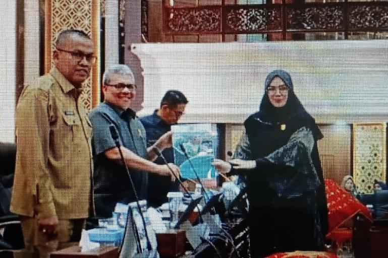 Juru bicara Fraksi PDI Perjuangan dan PKB, Sri Kumala Dewi serahkan hasil padangan umum fraksinya kepada Ketua DPRD Sumbar, Muhidi dalam rapat paripurna, Senin siang (11/8/2025). IST