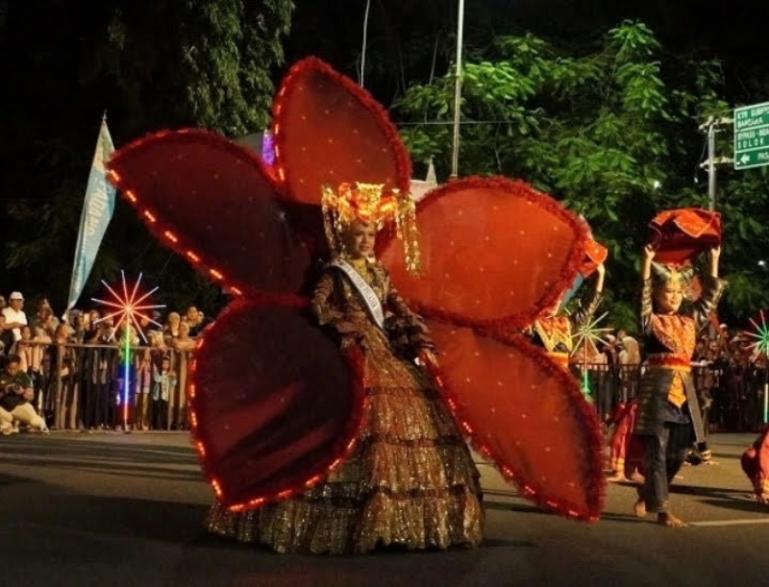 Masyarakat Kota Padang tumpah ruah saksikan pawai Telong-telong yang diadakan Rabu malam (6/8/2025). IST