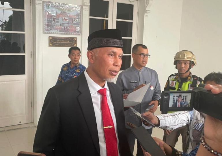 Gubernur Sumbar, Mahyeldi Ansharullah saat diwawancarai wartawan beberapa waktu lalu. IST