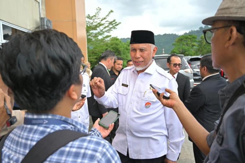 Gubenur Mahyeldi saat diwawancarai media terkait tingkat kunjungan wisatawan ke Sumbar tahun 2025 ini, di Padang, Rabu (20/8/2025). IST
