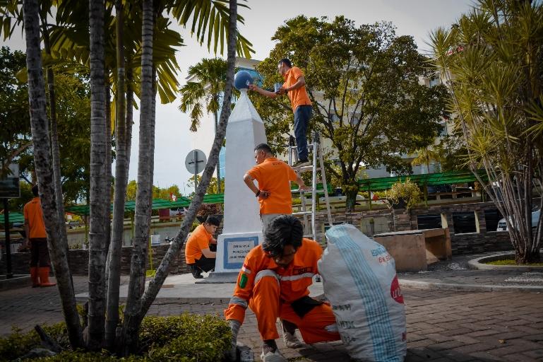 Staf dan manajemen Hotel Truntum Padang melalui aksi bersih-bersih dan pengecatan ulang Tugu Pemuda Jong Sumatrean Bond. IST