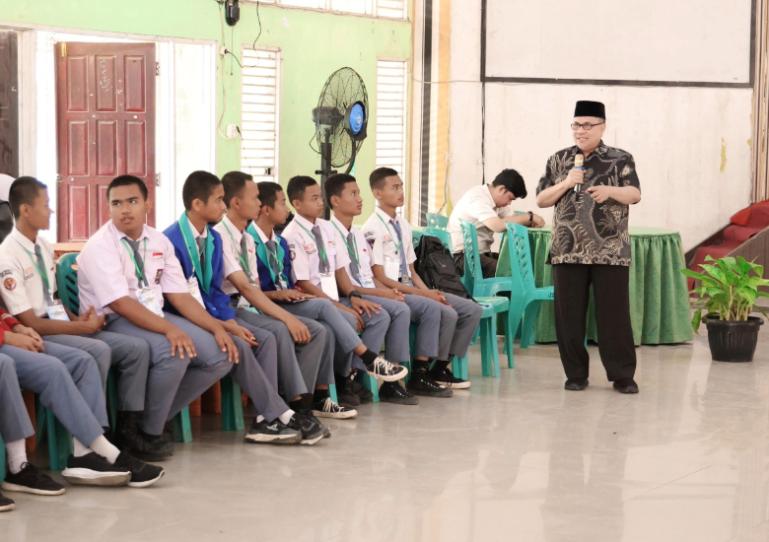 Ketua DPRD Sumbar, Muhidi berikan paparannya menyangkut sosok seorang pemimpin pada peserta LDK SMK se Kota Payakumbuh, Sabtu (2/8/2025). IST