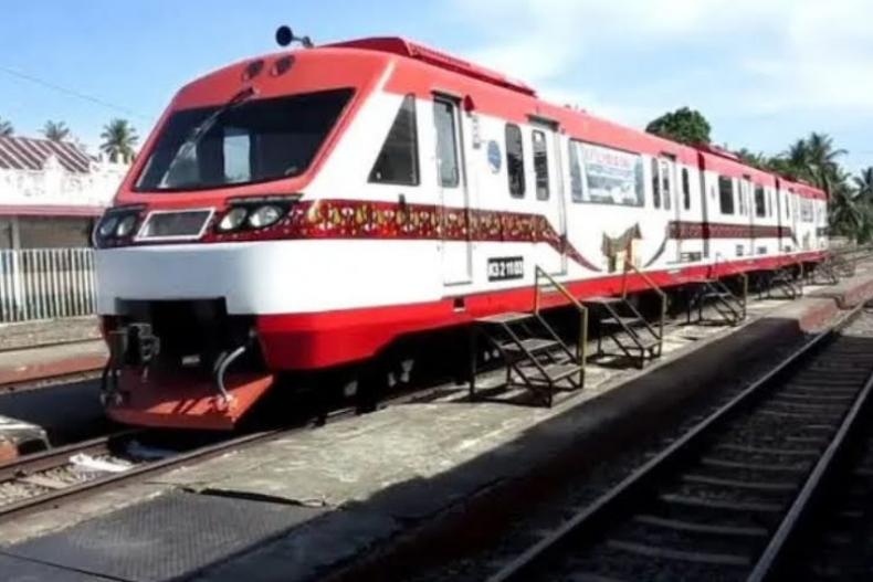 Kereta Api (KA) Lembah Anai kini melayani rute BIM hingga Kayu Tanam. IST