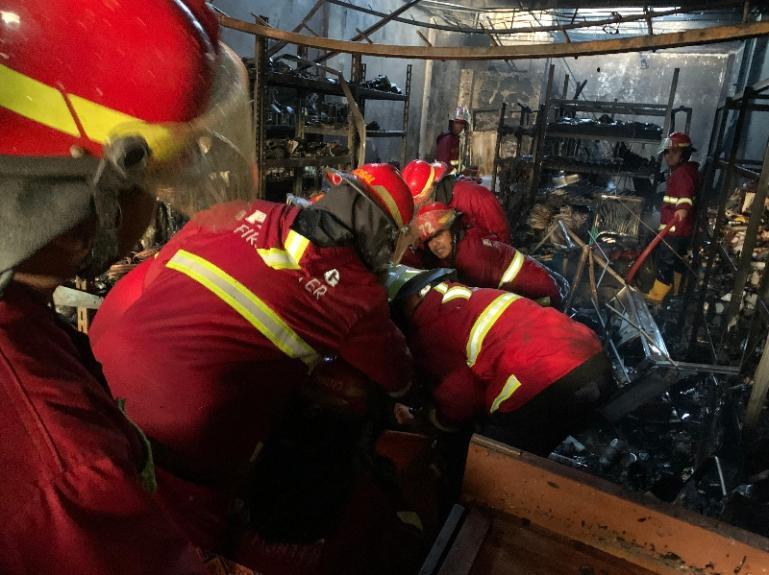 Petugas Damkar mengevakuasi jasad pemilik toko bangunan yang terbakar pada Sabtu pagi (23/8/2025). IST