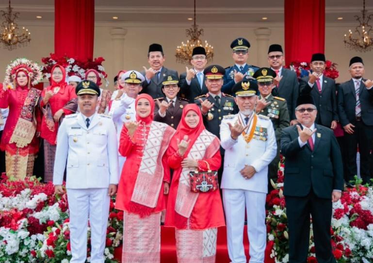 Ketua DPRD Sumbar Muhidi bersama Gubernur Mahyeldi dan Wagub Vasko Ruseimy serta Forkopimda setelah upacara bendera di Istana Gubernur Sumbarm Minggu (17/8/2025). IST