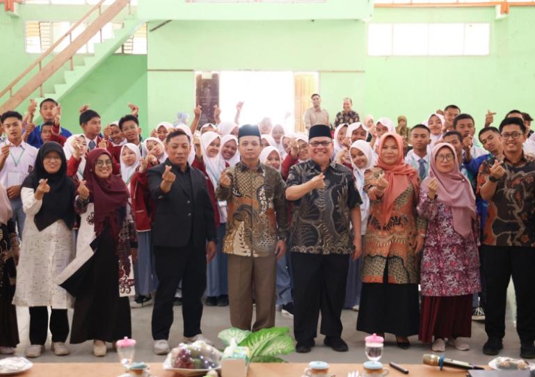Ketua DPRD Sumbar, Muhidi bersama para guru dan siswa SMK se Kota Payakumbuh ikuti kegiatan LDK, Sabtu (2/8/2025). IST