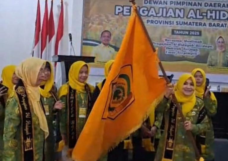 Linda Oktavianti, SE.MM. M.Pd.E saat menerima Pataka DPD Pengajian Al Hidayah Sumbar, pasca terpilih kembali memimpin organisasi ini secara aklamasi dalam Musda ke-VIII, di Padang, Sabtu (30/8/2025). IST