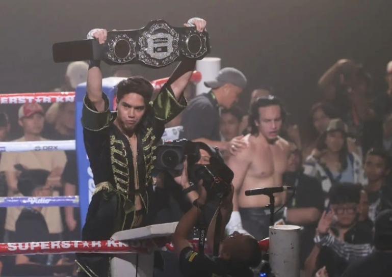Aktor El Rumi mengangkat sambuk pemenang pertandingan tinju Superstar Knockout Vol.3, setelah kalahkan Jefri Nichol yang berlangsung di JCC, Senayan, Jakarta, Sabtu (9/8/2025) malam. IST