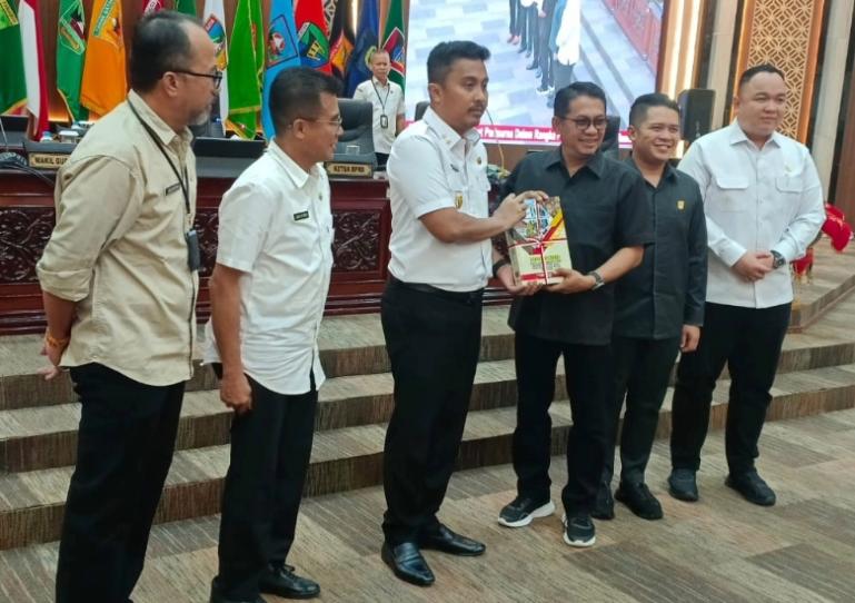 Wakil Ketua DPRD Sumbar, Evi Yandri Rajo Budiman sampaikan dokumen hasil reses anggota dewan kepada Wakil Gubernur Sumbar, Vasko Ruseimy di ruang sidang utama kantor DPRD Sumbar, Rabu (27/8/2025). IST