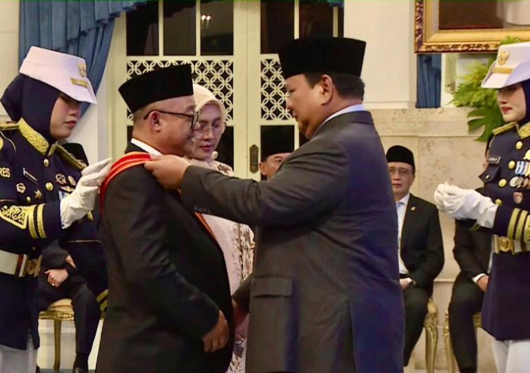 Mendikdasmen, Abdul Mu'ti, saat menerima penghargaan Tanda Kehormatan Bintang Mahaputera Utama dari Presiden Prabowo Subianto, di Jakarta, Senin (25/8/2025). IST