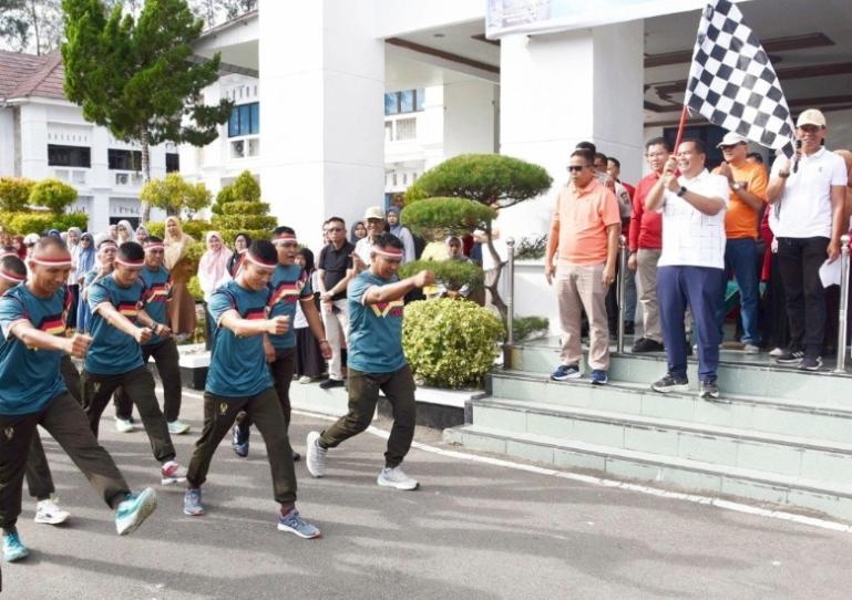 Wali Kota Pariaman, Yota Balad melepas peserta gerak jalan antar instansi di kota itu, Selasa (12/8/2025). IST