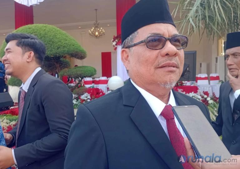 Ketua DPRD Sumbar, Muhaidi saat diwawancarai terkait kehadiran Kodam XX/Tuanku Imam Bonjol, disela upacara Bendera di Istana Gubernur Sumbarm Minggu (17/8/2025). (dok : arunala.com)