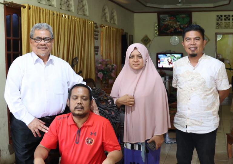 Ketua DPRD Sumbar, Muhidi saat membezuk Pemred media online Benteng Sumbar.com, Zamri Yahya, Selasa (19/8/2025). IST
