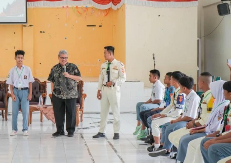 Ketua DPRD Sumbar, Muhidi berikan paparan menyangkut sosok kepemimpinan kepada para siswa SMK se Kota Padang dalam kegiatan LDK, Selasa (12/8/2025). IST