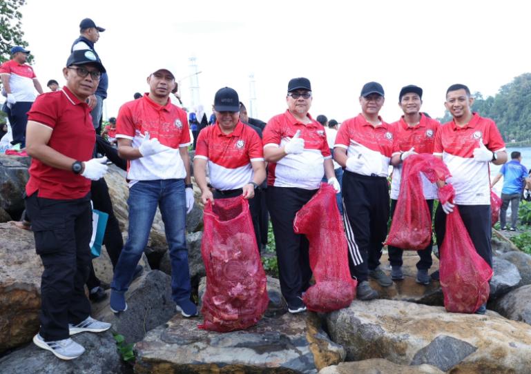 Ketua DPRD Sumbar, Muhidi bersama Forkopinda saat kegiatan bersih Pantai Padang, Sabtu (16/8/2025). IST