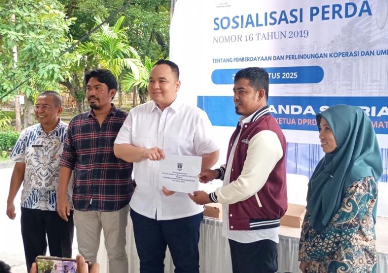 Wakil ketua DPRD Sumbar, Nanda Satria berikan bantuan kepada salah seorang peserta Sosper yang diadakan di Museum Adityawarman, Kota Padang, Selasa (26/8/2025). IST