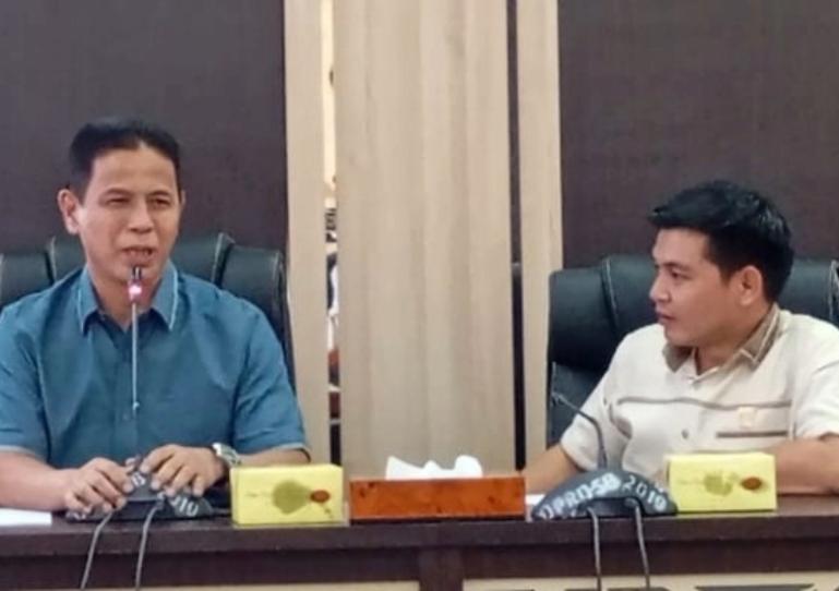 Pimpinan Bamus DPRD Sumbar Indra Dt Rajo Lelo saat menerima kunjungan Bamus DPRD Pessel di ruang rapat khusus 2 kantor DPRD Sumbar. Senin (4/8/2025). IST