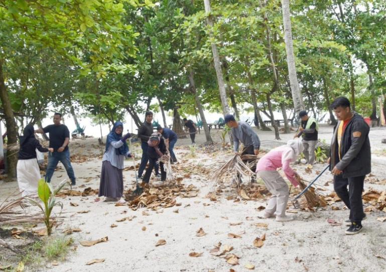Para ASN gotong royong membersihkan kawasan pantai di Pulau Angso Duo, Kamis (28/8/2025). IST