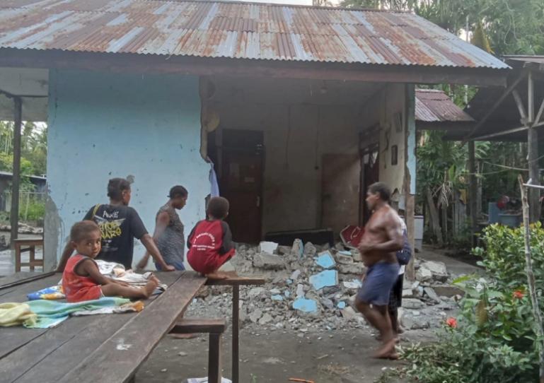 Kondisi kerusakan pascagempa bumi M 6,4 di Kabupaten Sarmi, Papua, Selasa (12/8/2025). (dok : BPBD Kabupaten Sarmi)