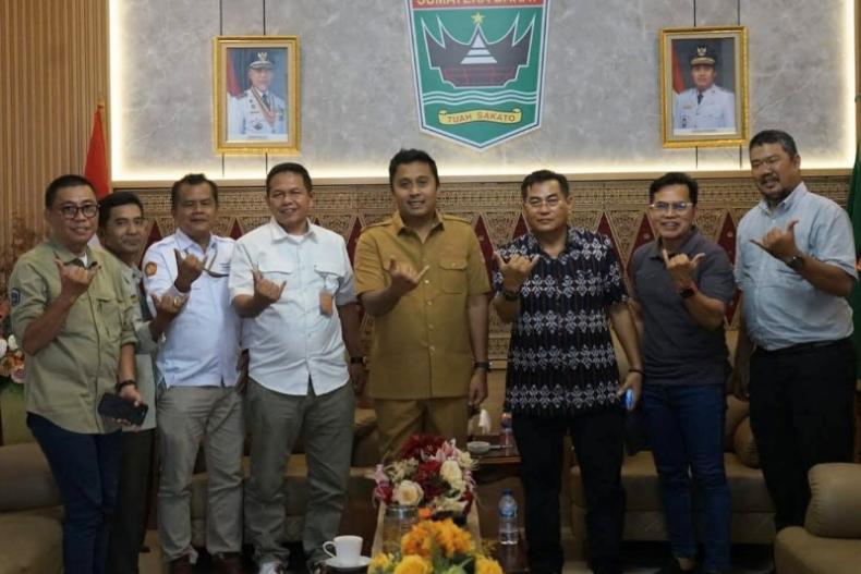 Wagub Sumbar, Vasko Ruseimysaat menerima kunjungan Direktur PNP, Surfa Yondri, beserta jajaran di ruang temu wagub, Rabu (6/8/2025). IST