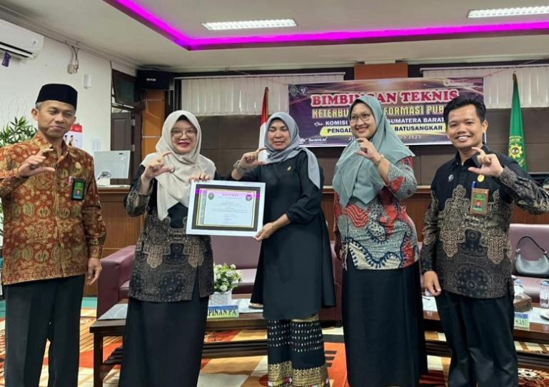 Komisioner KI Sumbar, Mona Sisca bersama Ketua PA Batusangkar, Rina Eka Fatma di sela-sela kegiatan bimtek KIP di kantor pengadilan itu, Jumat (1/8/2025). IST