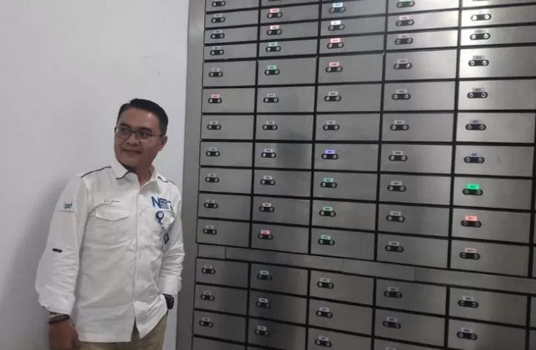 Pemimpin Bank Nagari Cabang Lubuk Basung Helfiyanrika dan safe deposit box. IST