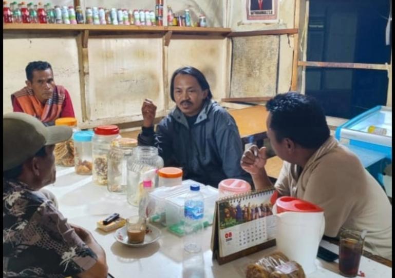Ketua PJKIP Tanahdatar, Rezki Aryendi bersama warga Nagari Batu Basa, Kecamatan Pariangan, Tanahdatar, Minggu (31/8/2025). IST