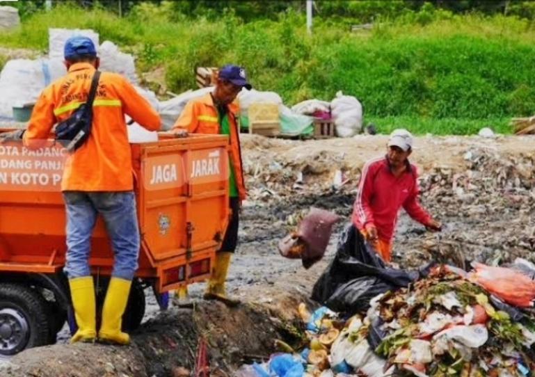 Petugas kebersihan mengumpulkan sampah untuk kemudian dibawa Tempat Pengolahan Sampah Terakhir (TPST). IST
