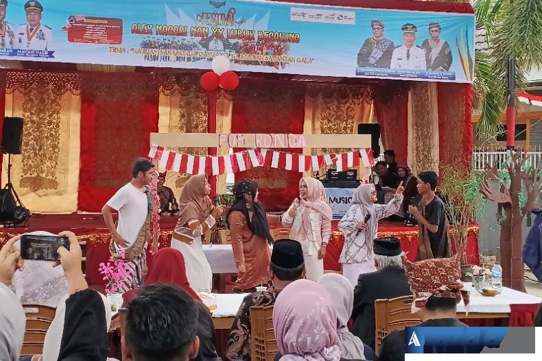 Salah satu penampilan peserta lomba Sumbang duo baleh yang diadakan pihak Kecamatan Lubuk Begalung di Kelurahan Parak Laweh Nan XX, Minggu (24/8/2025). (dok arunala.com)