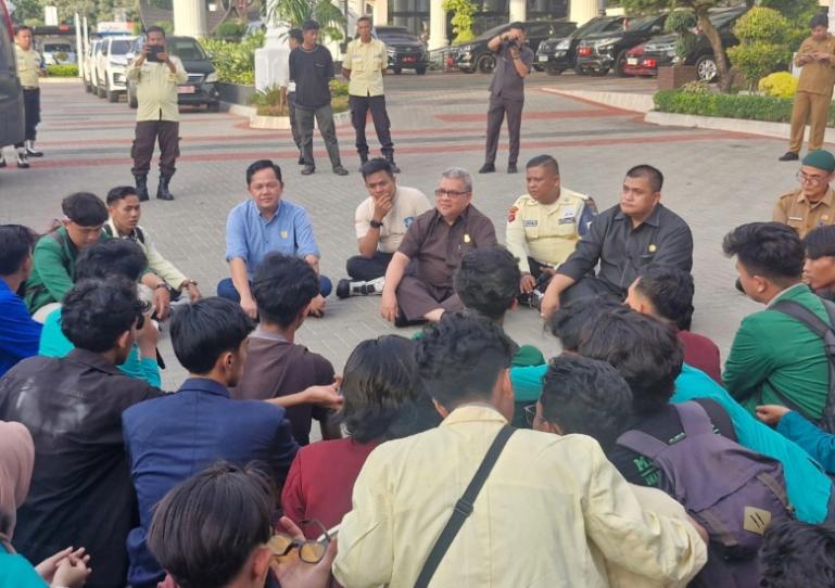 Ketua DPRD Sumbar, Muhidi duduk bersama perwakilan mahasiswa yang lakukan aksinya di Gedung DPRD Sumbar, Senin siang (4/8/2025). IST