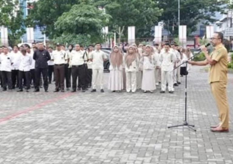 Plt Sekretaris DPRD Sumbar, Maifrizon saat berikan arahan pada pegawai yang ada di kesekretariatan DPRD Sumbar, Senin pagi (11/8/2025). IST