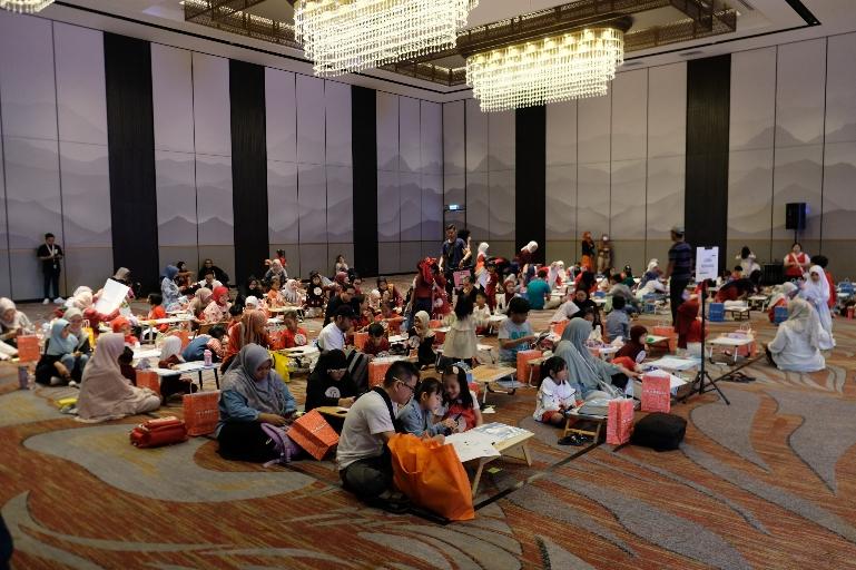 Peserta menunjukkan kreativitasnya saat lomba mewarnai di Hotel Santika Premiere Padang, Minggu (24/8/2025). IST