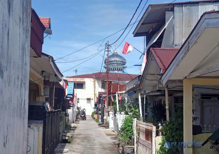 Pemasangan bendera Merah Putih di sejumlah rumah warga di salah satu kompleks perumahan di kawasan Siteba Padang, Sabtu (2/8/2025). (dok : arunala.com)