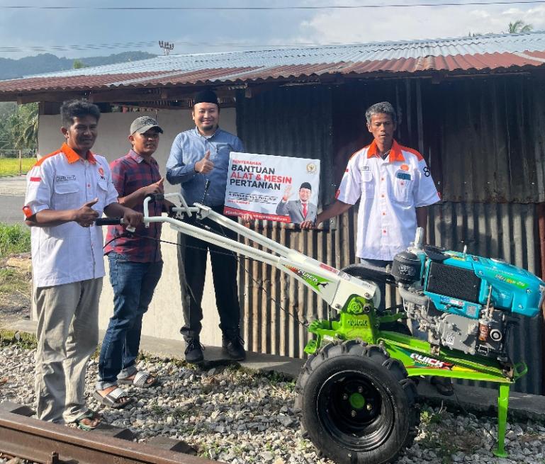 Anggota DPR RI, Rahmat Saleh  salurkan bantuan hand tractor kepada Keltan Melati di Nagari Bungo Tanjuang, Kecamatan Batipuh, Kabupaten Tanahdatar, Senin (4/8/2025). IST