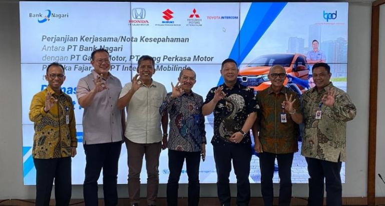 Direksi Bank Nagari bersama pimpinan PT Gajah Motor, PT Elang Perkasa Motor, PT Intercom Mobilindo, dan PT Suka Fajar usai penandatanganan Perjanjian Kerja Sama (PKS) pemasaran fasilitas kredit kendaraan bermotor (KKB), di Kantor Pusat Bank Nagari, Kamis (28/8/2025). IST