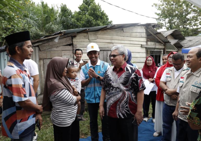 Ketua DPRD Sumbar, Muhidi bersama GM PLN UID Sumbar, Ajrun Karim berdialog dengan keluarga yang mendapat program Light Up The Dream (LUTD), di Ulak Karang Timur, Kota Padang, Rabu (20/8/2025). IST
