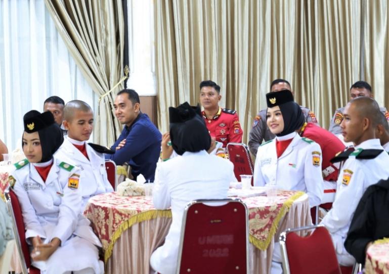 Anggota anggota Paskibraka Kota Pariaman saat hadiri jamuan makan malam yang diadakan Wali Kota Yota Balad, Minggu malam (17/8/2025). IST