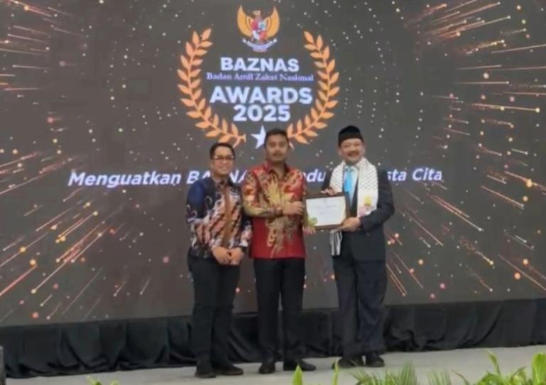 Wakil Gubernur Sumbar, Vasko Ruseimy, saat menerima penghargaanpada acara penganugerahan yang digelar di Hotel Mercure Ancol, Jakarta Utara, Kamis (28/8/2025). IST